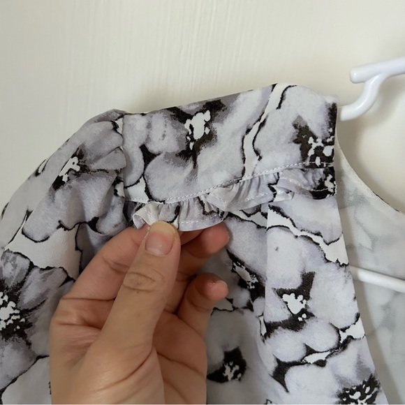 Banana Republic Gray Watercolor Floral Print V Neck Blouse Medium M - Picture 8 of 8